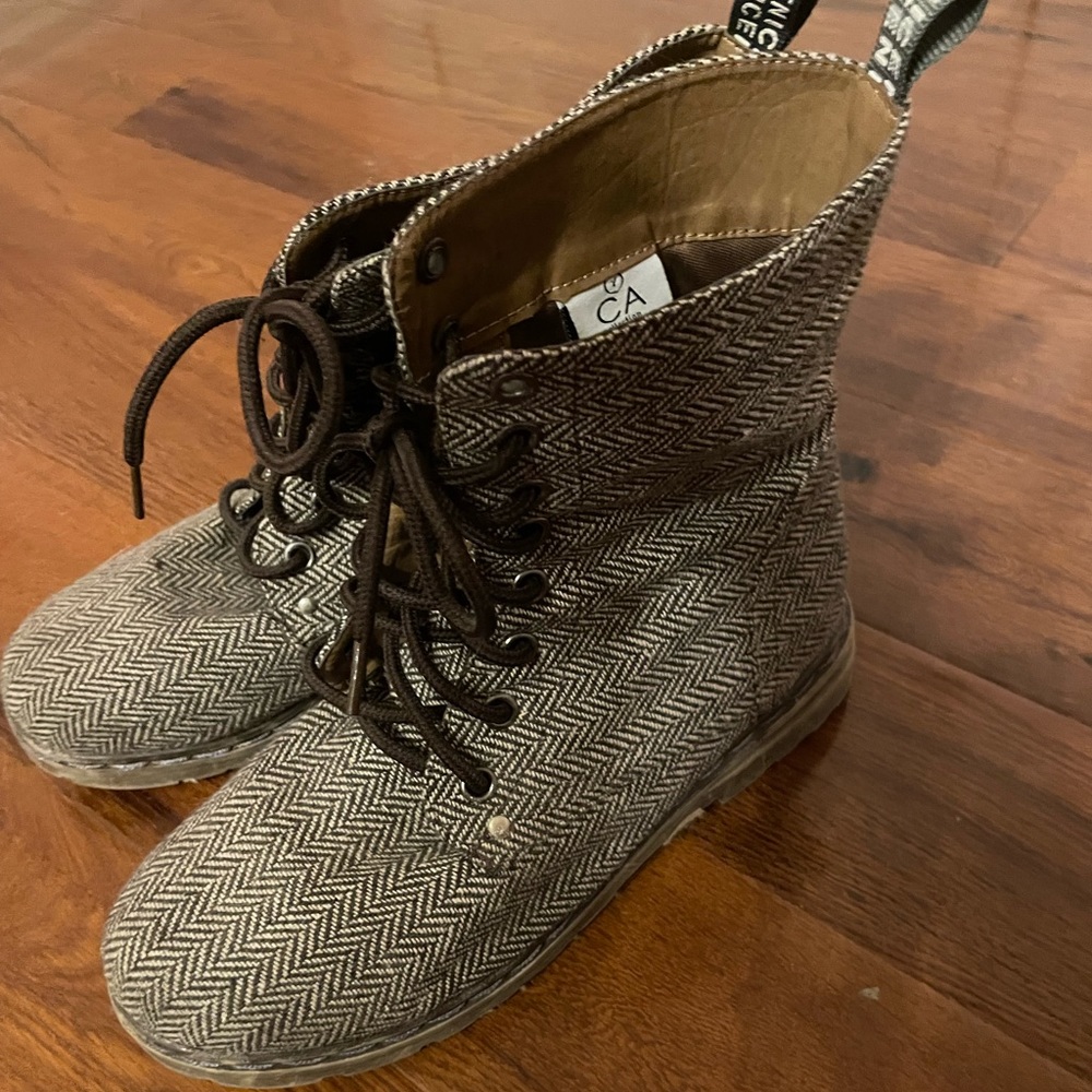 Fall boots doc marten style pattern design